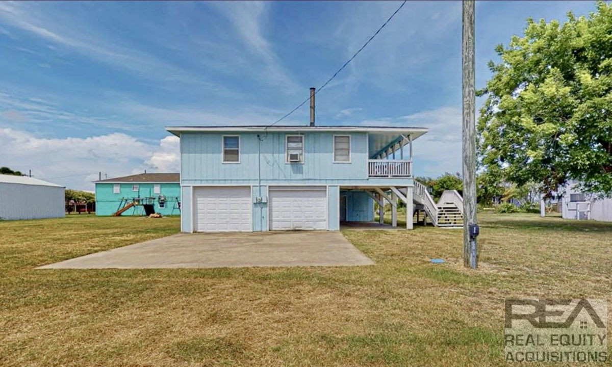 *First Come, First Serve* Flip/Rental Opportunity in Crystal Beach, Texas!