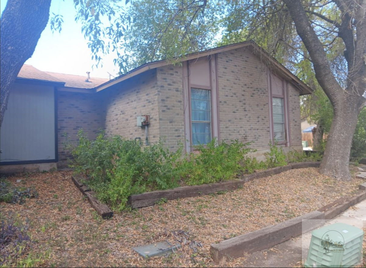 👀 FULL 3/2 TOWNHOUSE IN SATX WITH NO HOA!