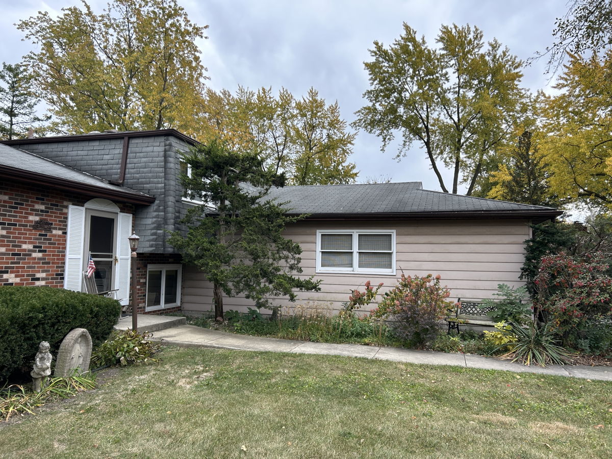 Batavia IL Kane County 1/2 acre lot 🚨Great Deal! 🚨 3 bedroom 2.5 bath single family house.