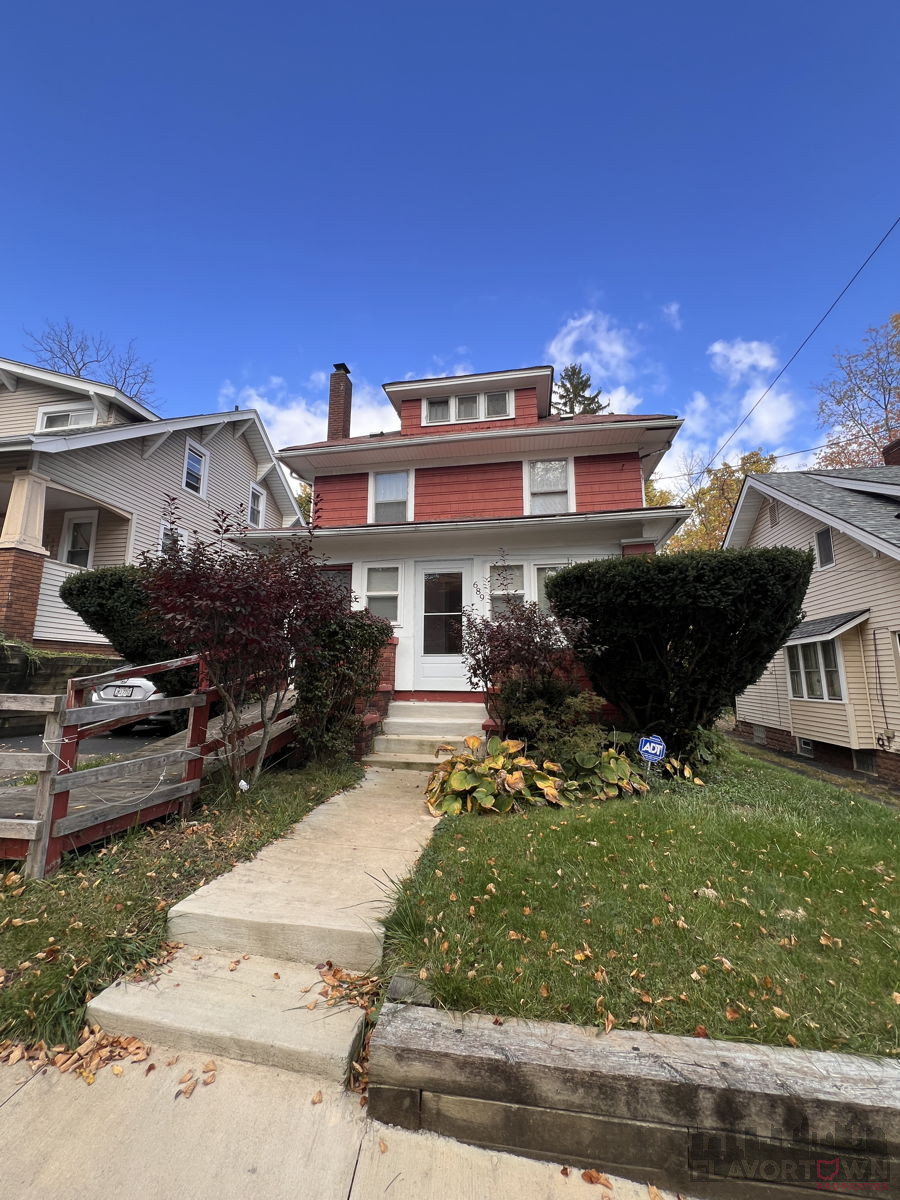 689 Longview Ave
