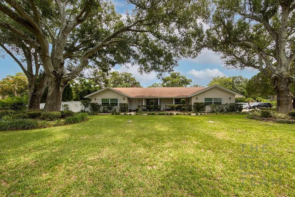 🏡 Investment Opportunity: Expansive Clearwater Estate