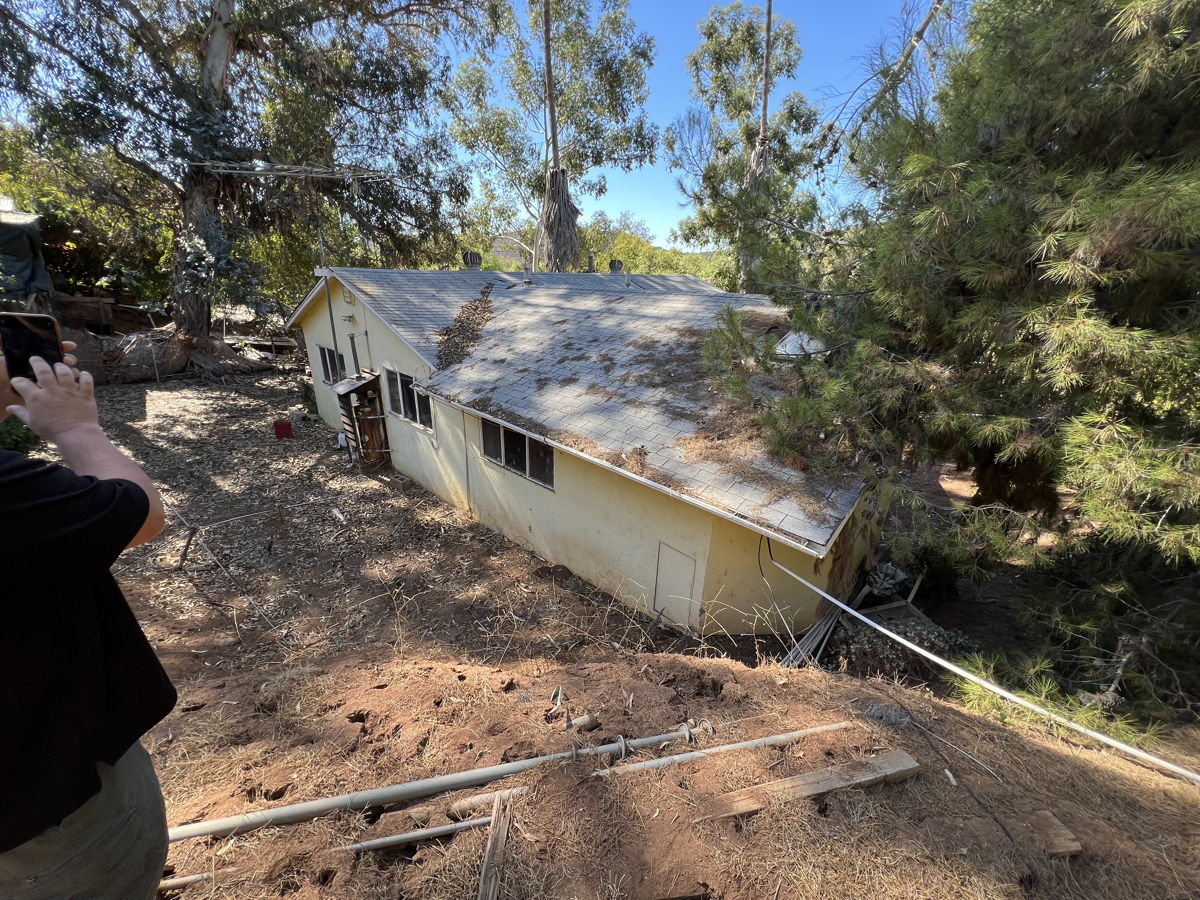 🏞️ Escape the City: Spacious Off-Market Fixer-Upper in Beautiful Lakeside, CA! 🌄