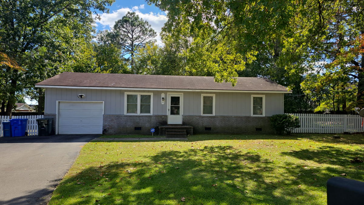 1805 Oak Tree Ct, Fayetteville, NC 28304