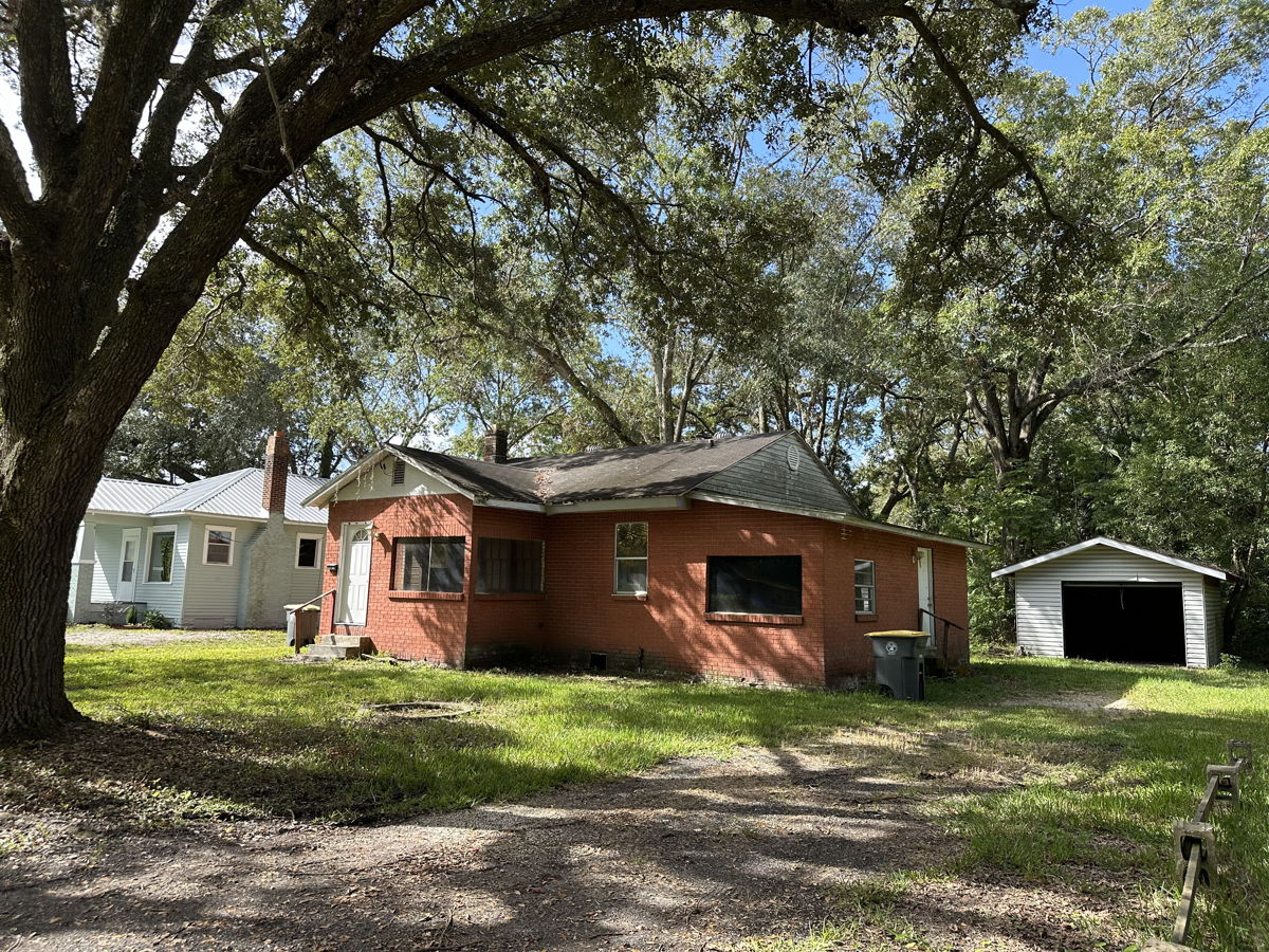 (Jacksonville, FL) 2/1 Brick Home on 0.22-Acre Lot in Woodstock! 👨🏻‍🔧 REACH OUT NOW! 📞