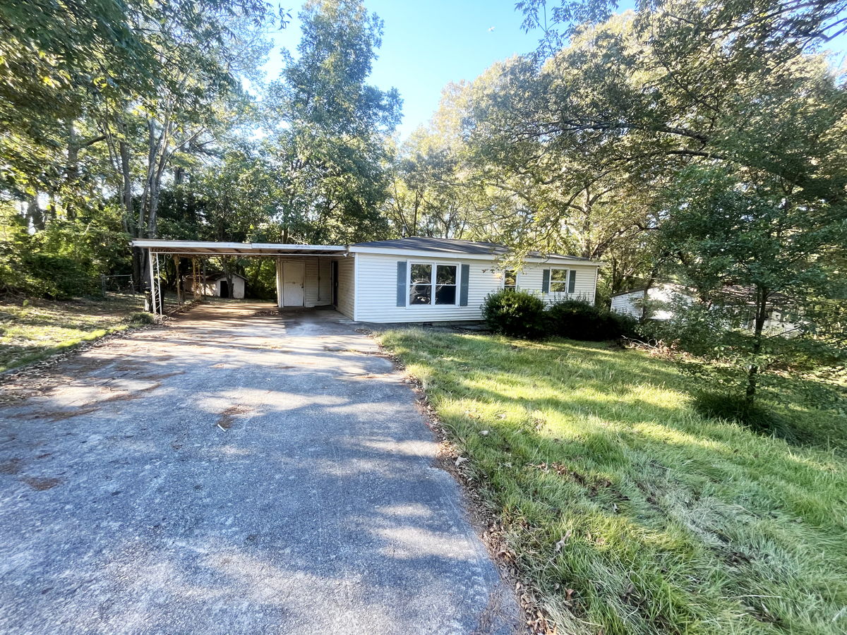30035 – Charming 3-Bed Ranch with Carport on 0.40 Acres! 🌳🏡