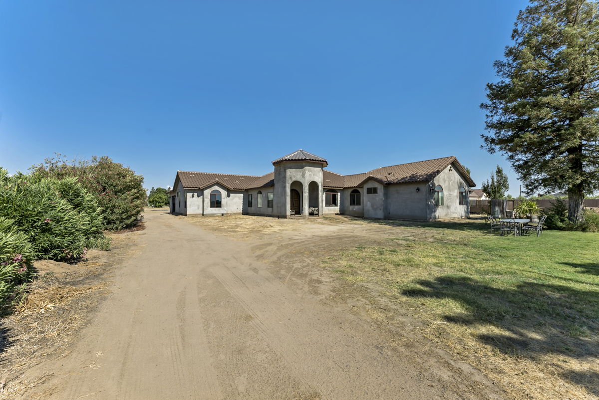 🔥 OFF MARKET Opportunity 🏡 - 2Acre Lot - 3,200+ sqft - 5bd - 93737 🌴