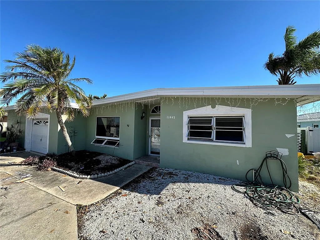 Water Front Pool Home with HUGE Spread in Treasure Island🔑