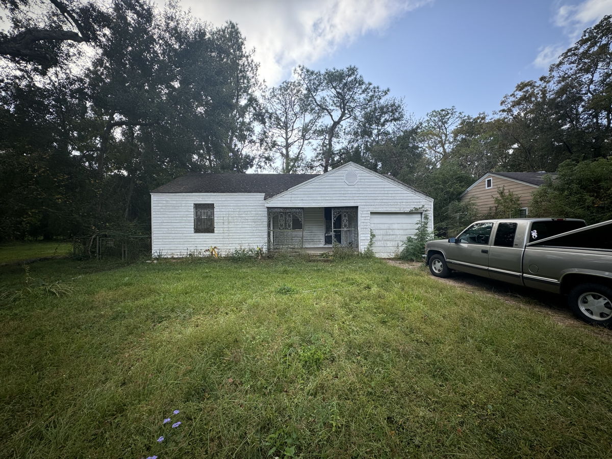 Easy Flip with Hardwoods Throughout!