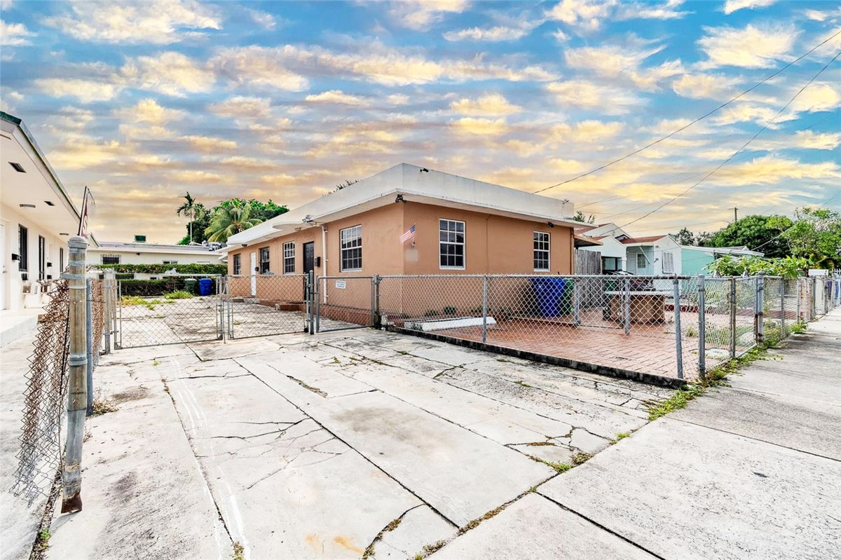 33142 – Cozy Miami Half Duplex with Recent Upgrades! 🏡🌴