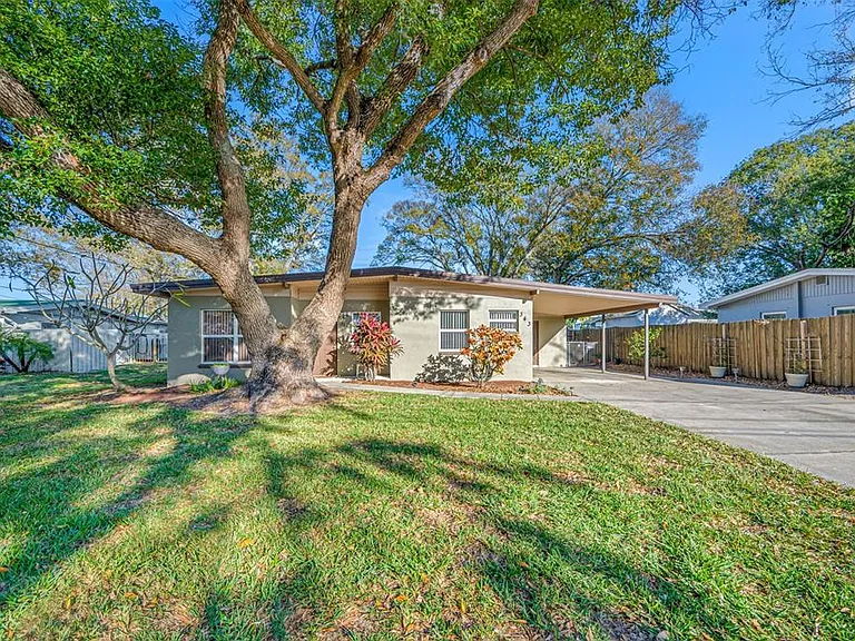 3-Bed Home with Carport & Oversized Yard – Investor’s Dream at $249,990!🔑