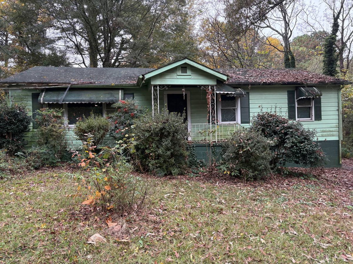 FIXER UPPER in Ellenwood GA! Under 200k!