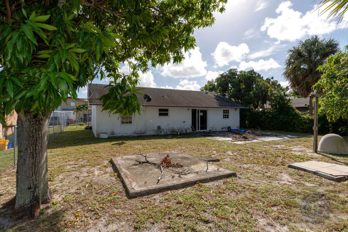 GREAT FIX AND FLIP OR BUY AND HOLD IN BOYNTON BEACH FL 33435