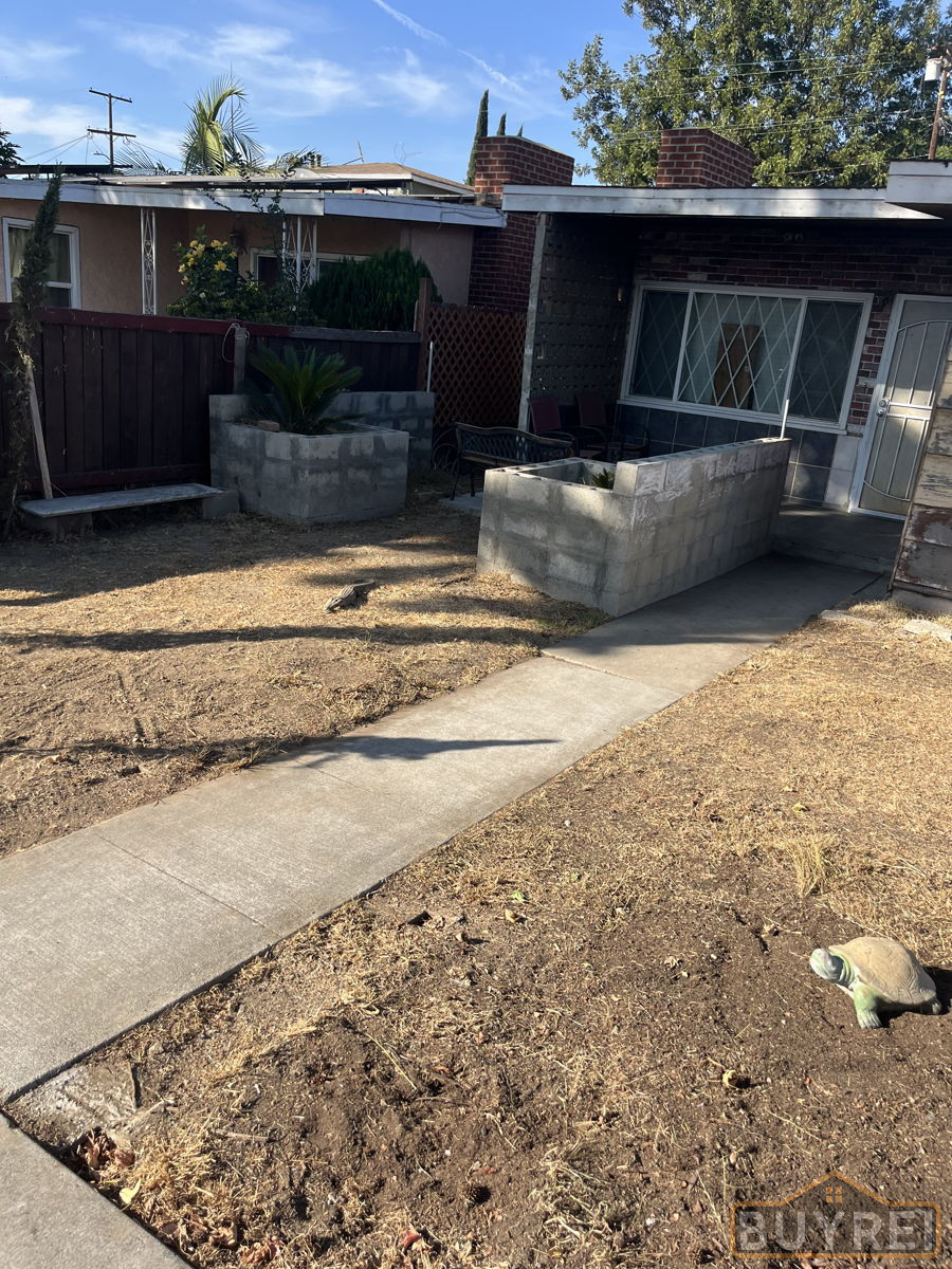 Long Beach Fixer! Prime location!
