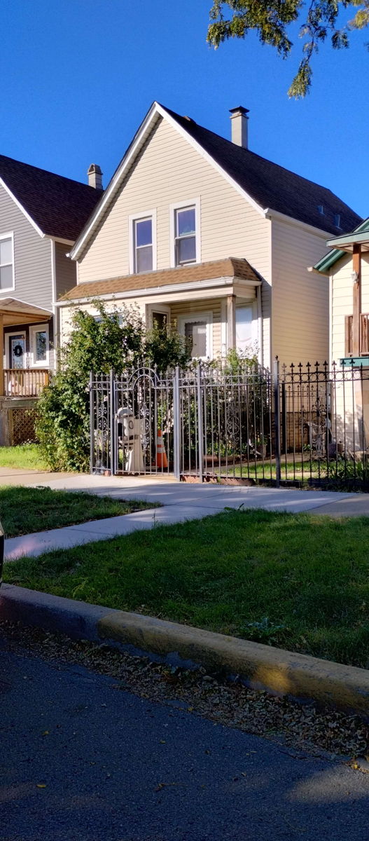 Prime Chicago Location: Move-In Ready Home for Just $245K!