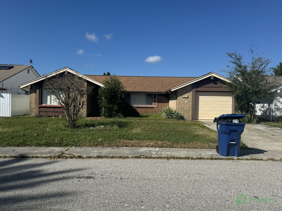 🌊Lakefront Home with Great Rehab Potential in Holiday, FL 🛠️