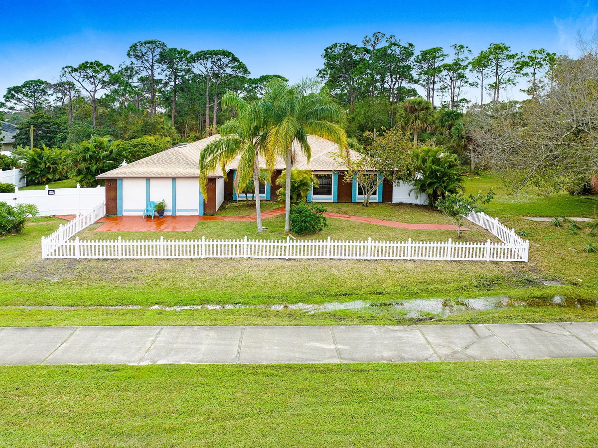 🔥LOW ENTRY FEE Sub-to Deal – NO HOA! 🔥