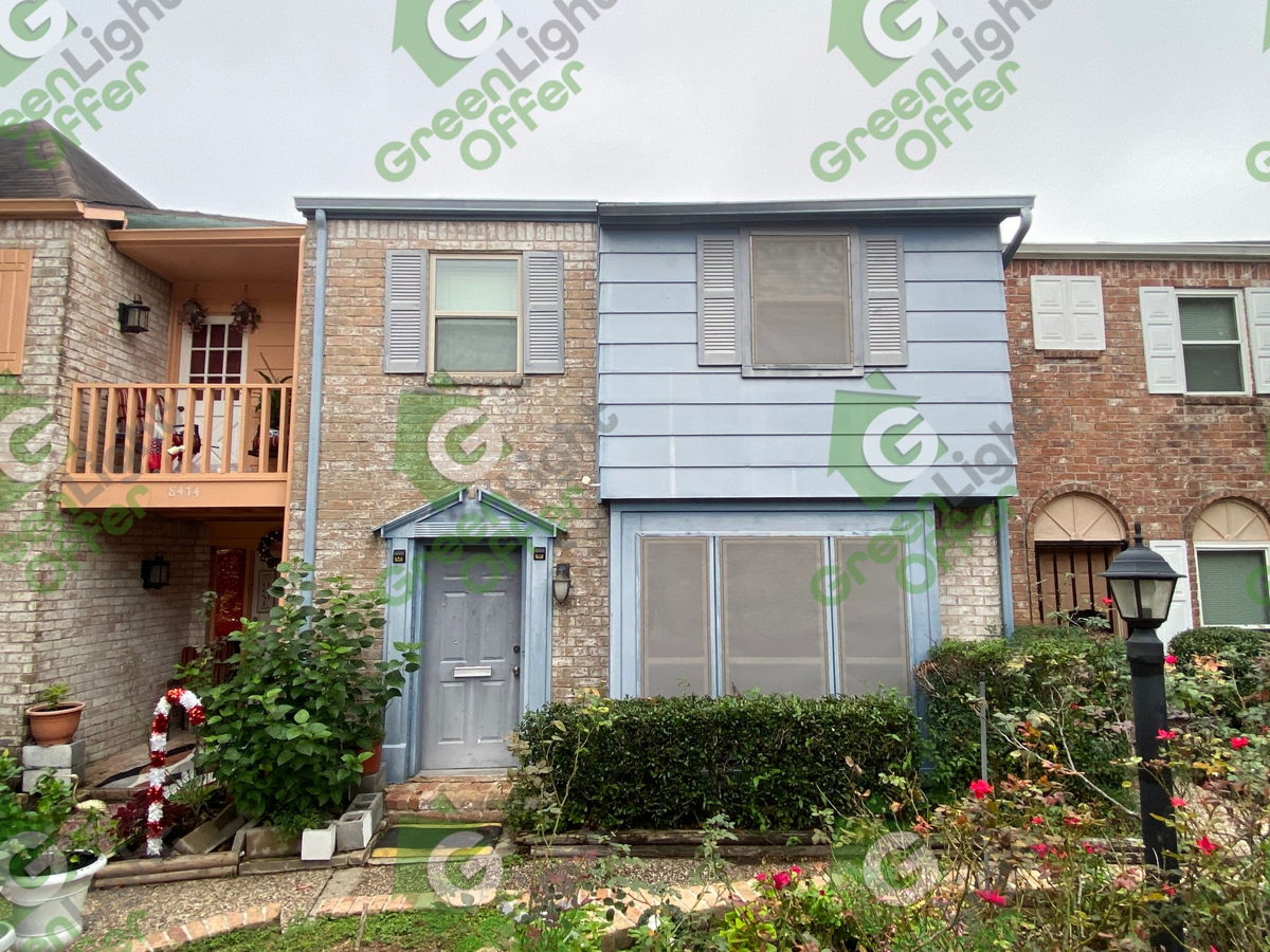 Opportunity Awaits! Prime Location & Cosmetic Potential: 3-Bed, 2.5-Bath Home in Southwest Houston, TX!