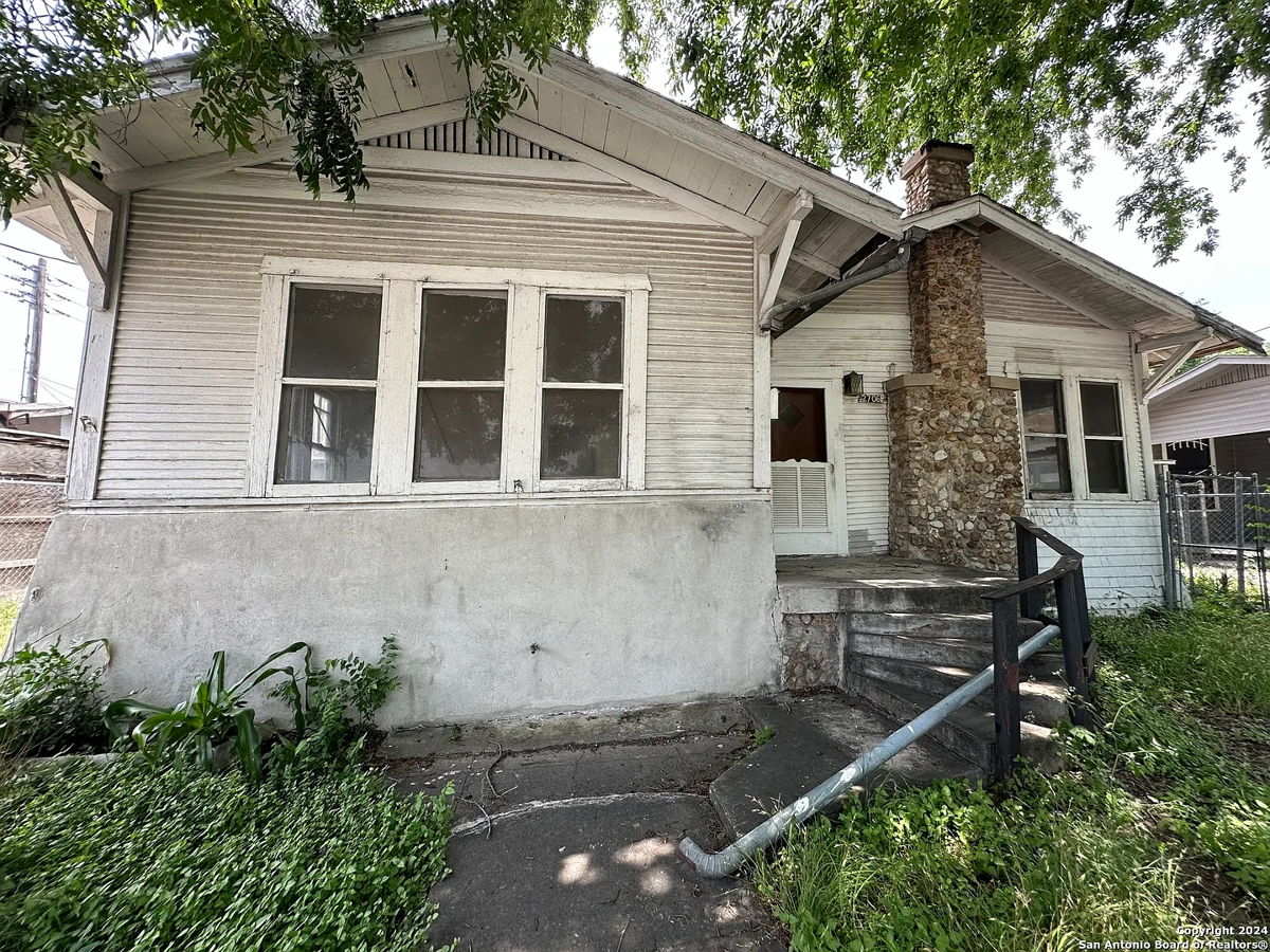 🏠 🔨 A Fix-and-Flip Opportunity: 2706 West Cesar E. Chavez Boulevard ✨