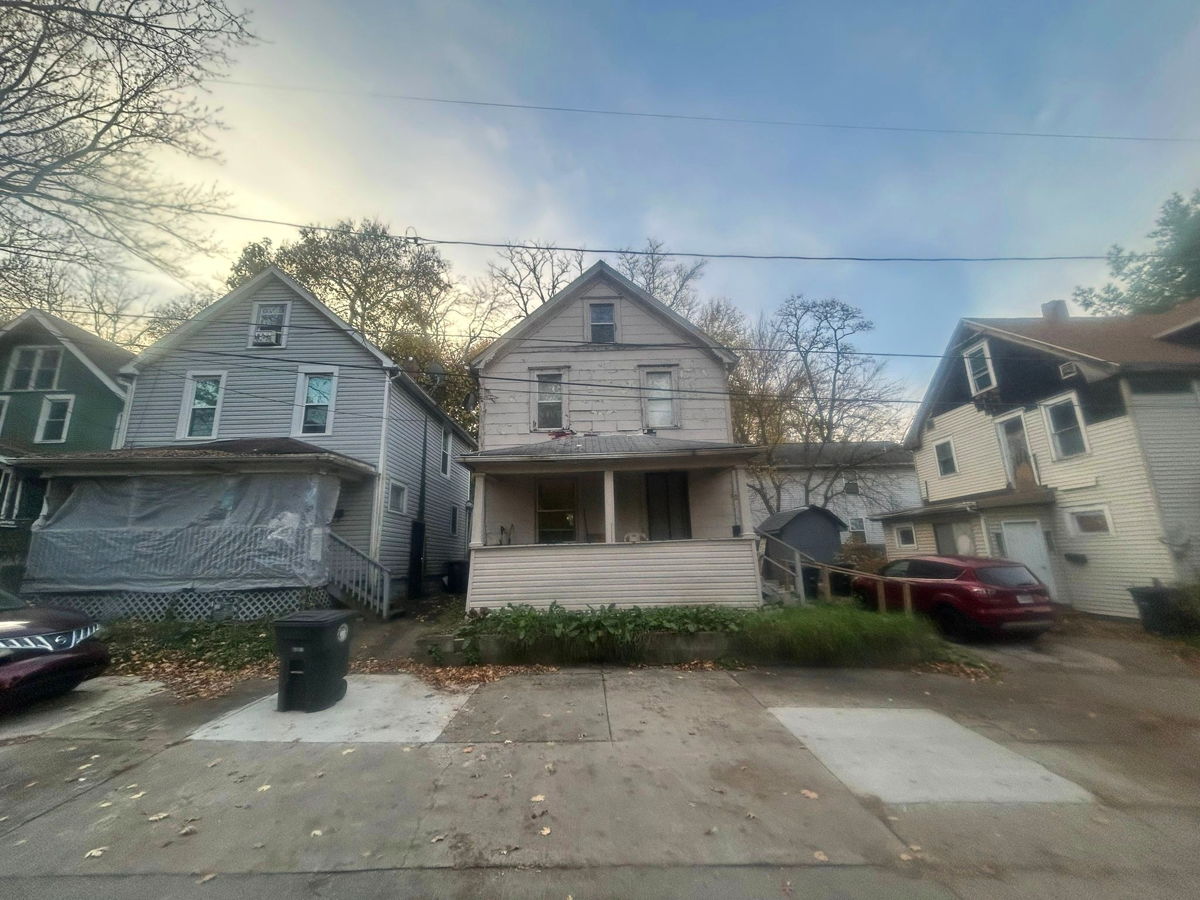 🔥 Akron, OH Investment Opportunity! 🚨 Cozy 2/1 Fixer-Upper with Character! 💥