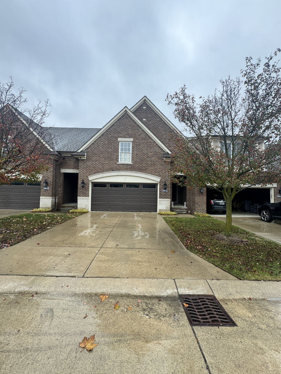 ***2012 BUILT CLINTON TOWNSHIP CONDO!!! MUST SEE***