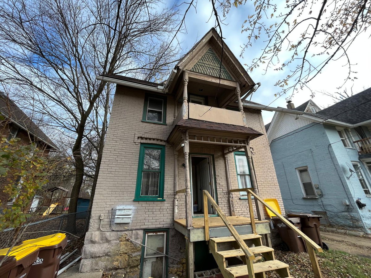 🏡 Spacious Duplex in Rockford, IL – Ideal Investor Opportunity!