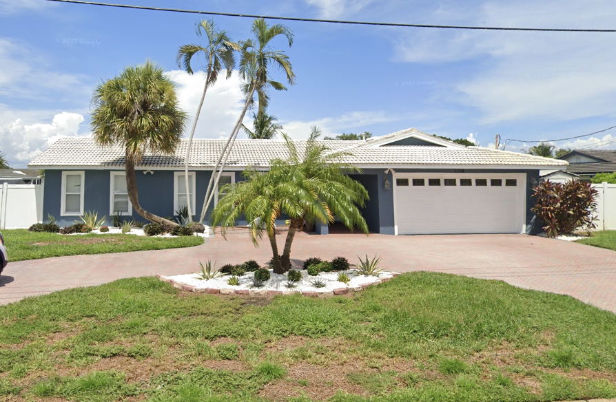🌊Stunning Beachfront Oasis with 🏡Pool & Private Boat Lift  in St. Petersburg, FL🚤