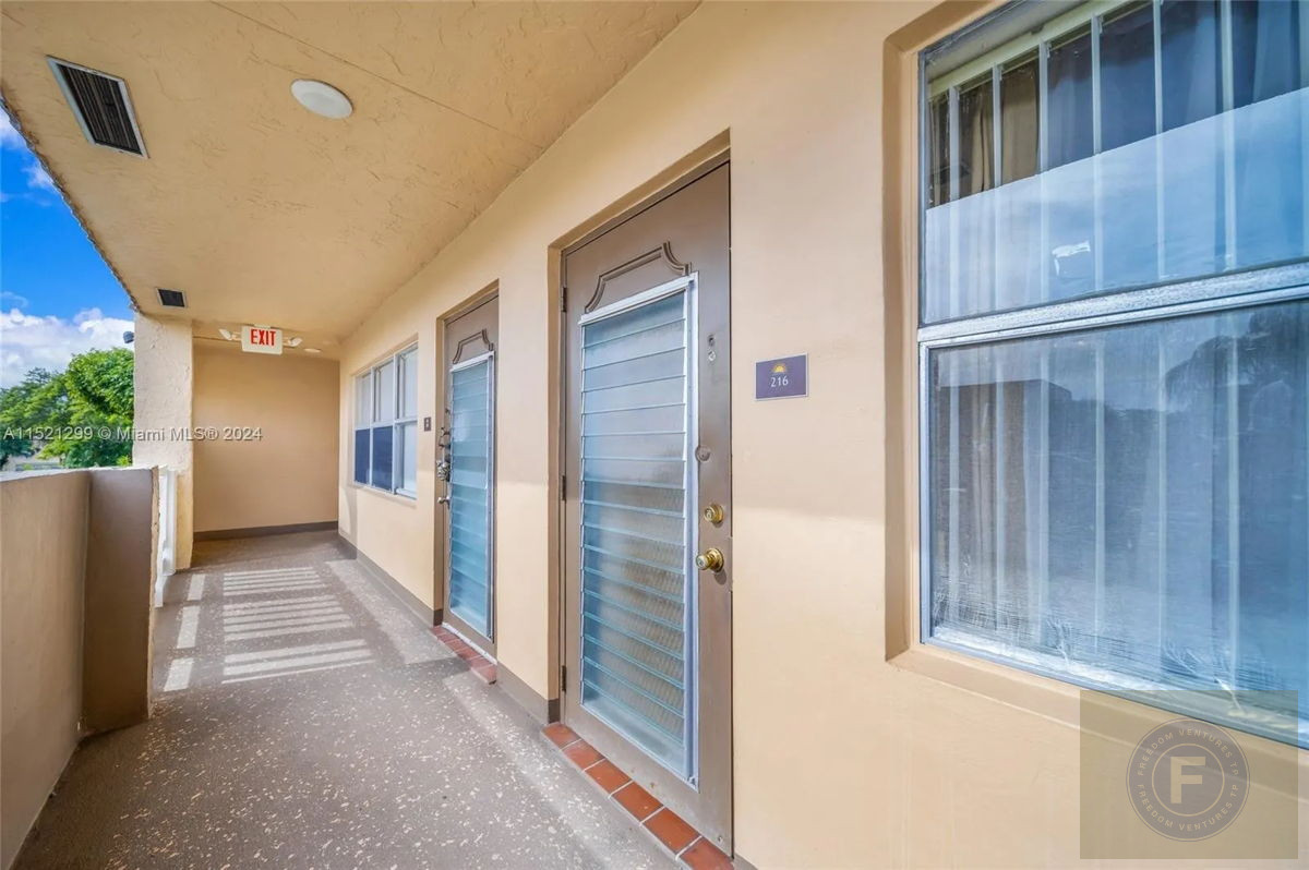 GREAT FIX AND FLIP OR BUY AND HOLD IN SUNRISE CONDO
