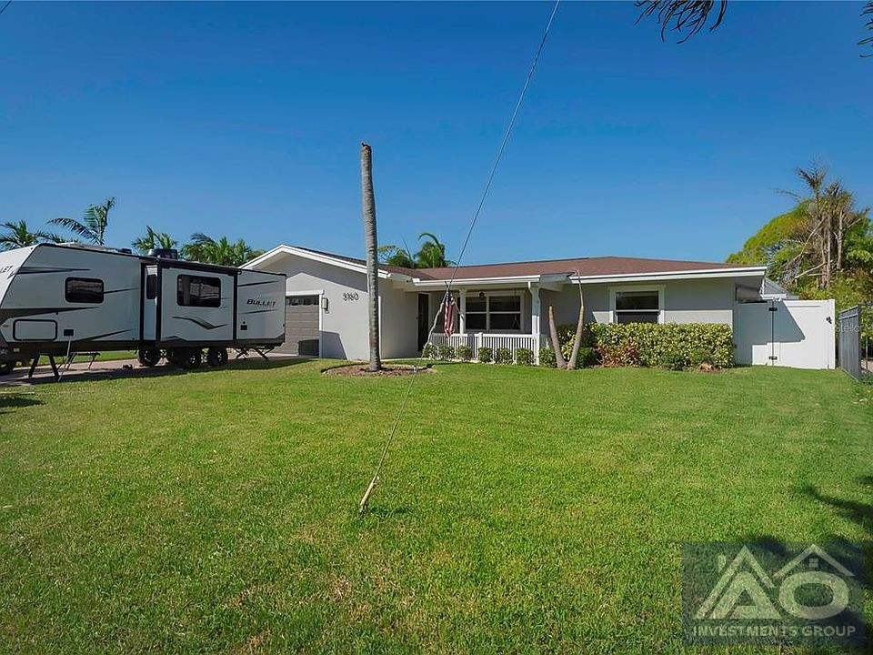 3 bed 2 bath with pool and waterfront in St Petersburg! 599k worth 1M