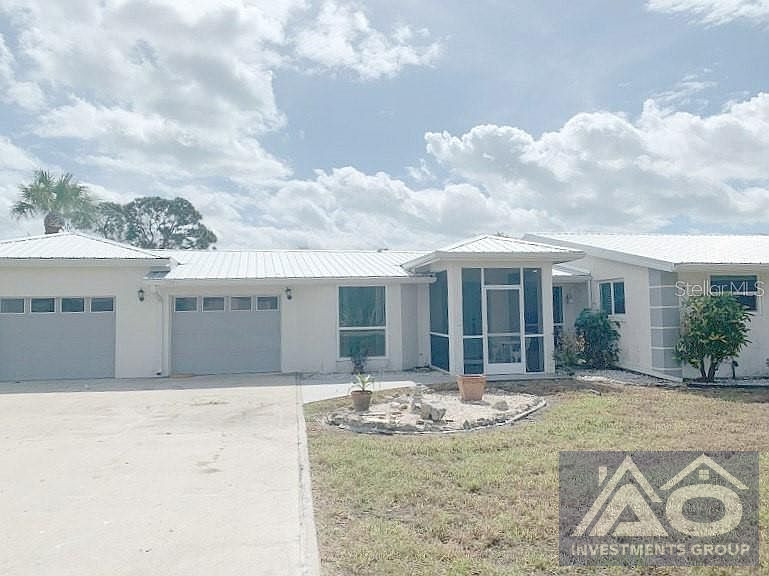 3 bed 2 bath home with pool and waterfront in Charlotte County! 419k worth 750k