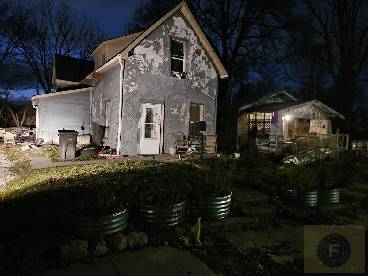 GREAT FIX AND FLIP OR BUY AND HOLD IN DES MOINES IA 50310
