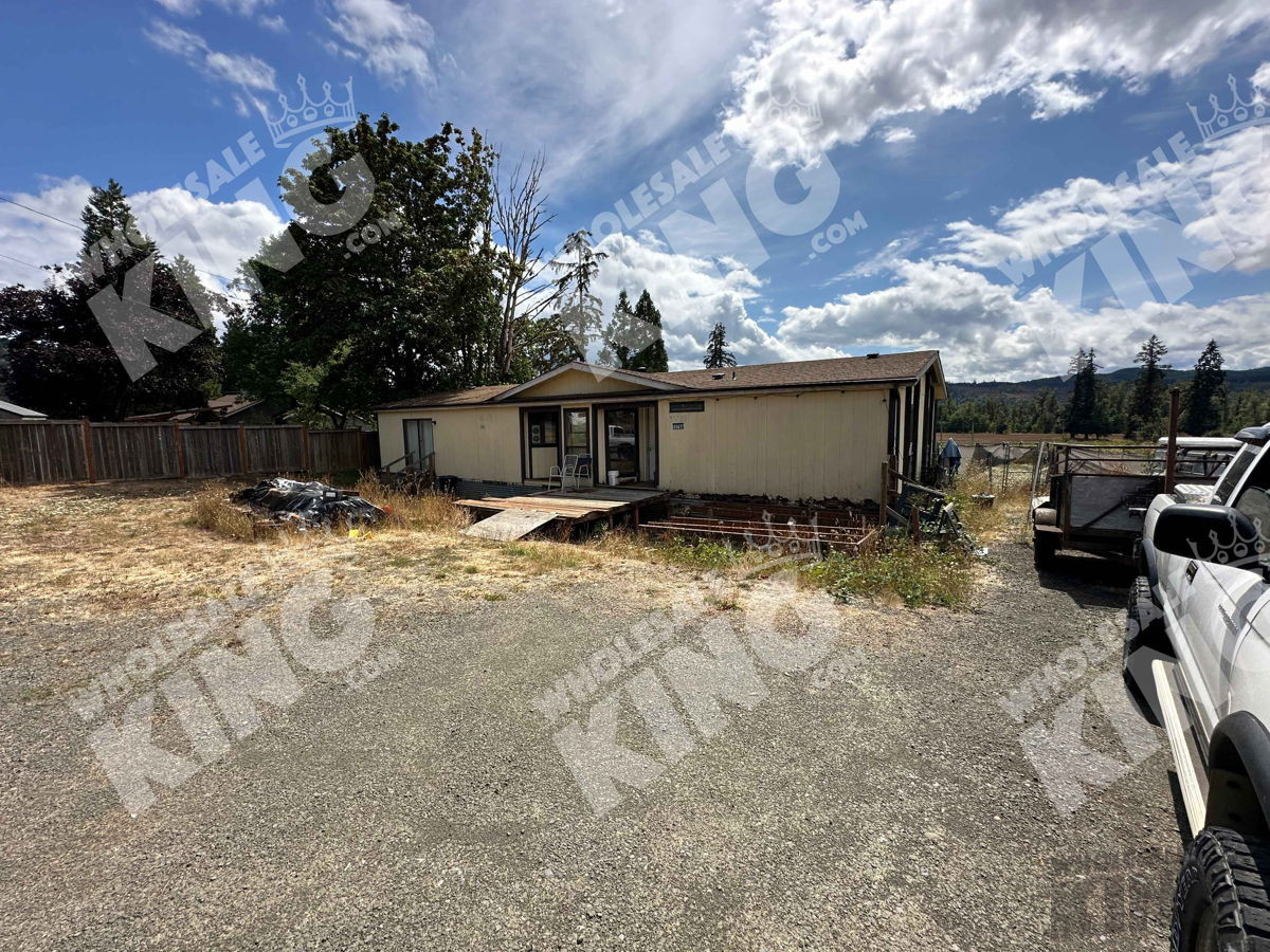 1.03 acres just 5 mins off I-5 Ready for a Fix & Flip OR Land Development!