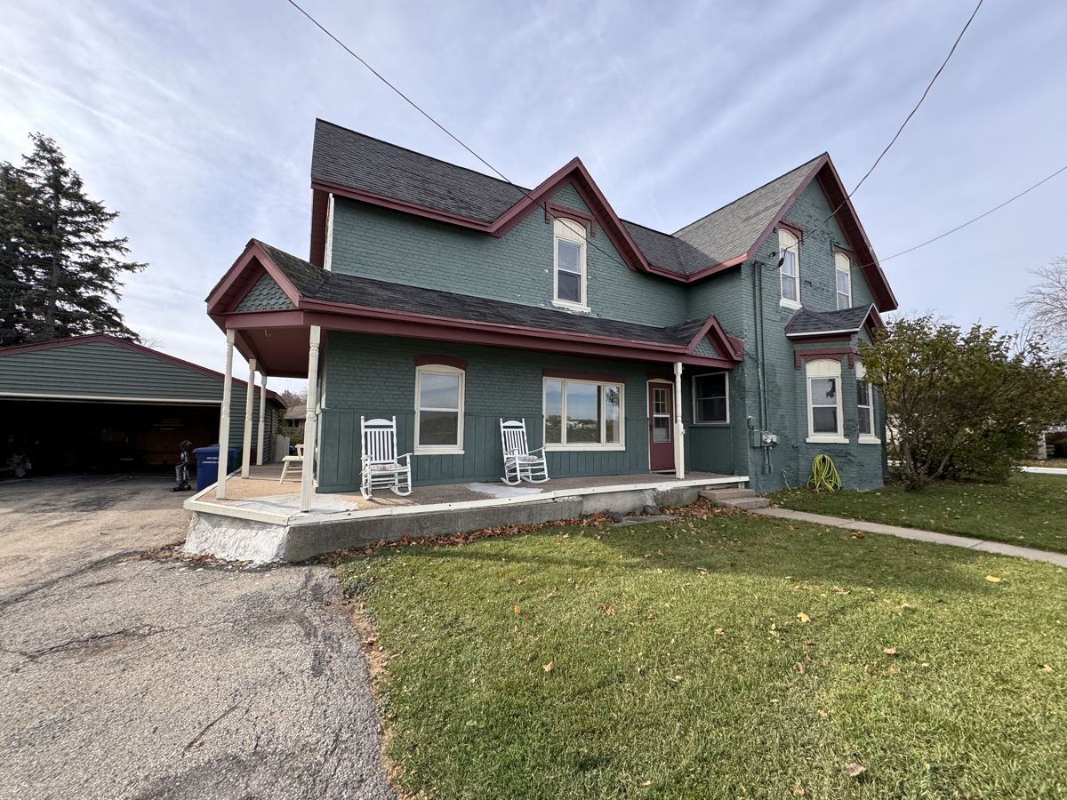 Overlooking Fox River - SFR Flip Opportunity (Combined Locks, WI)