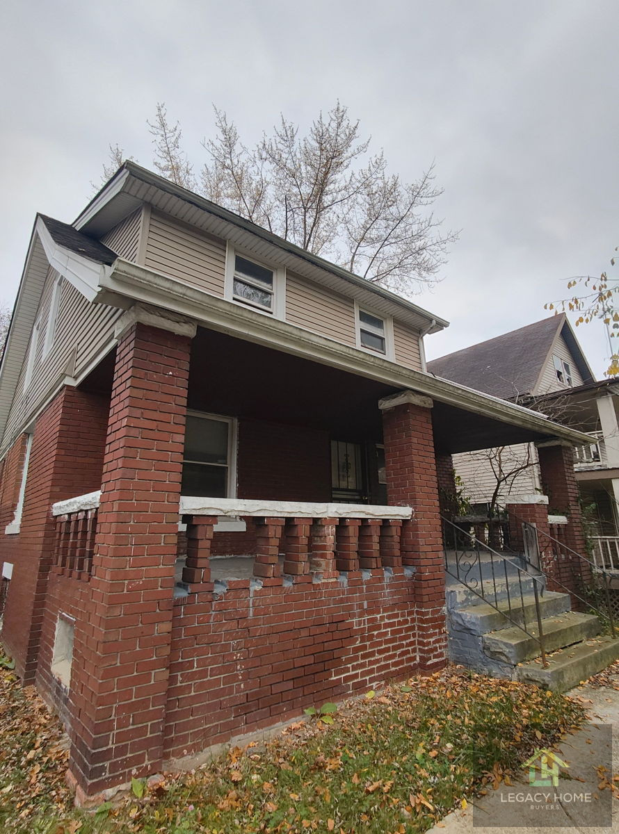 Vacant SFH in 44105 under 60K