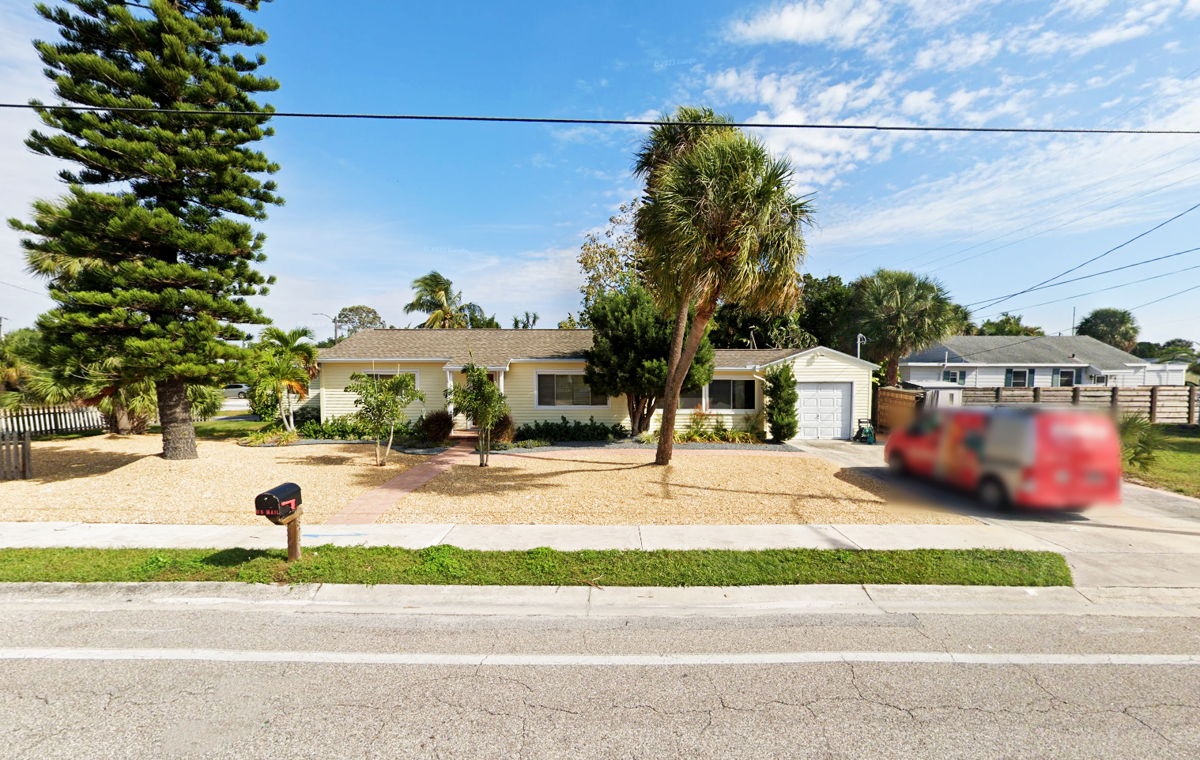 33706 – 🌊 Beachside Fix & Flip Deal in Saint Pete Beach! 🏖️