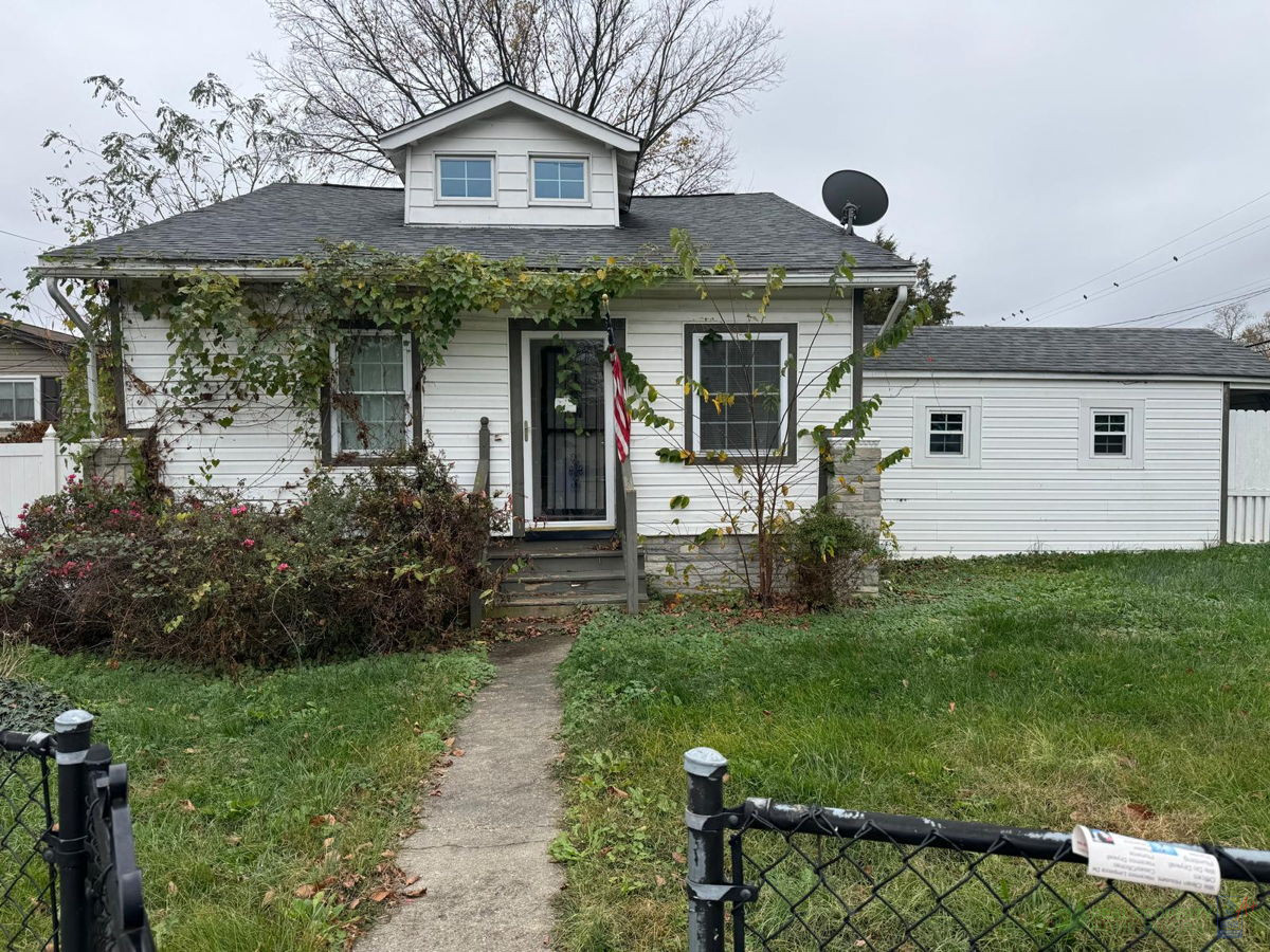 (🏠🌟 HOT Capitol Heights, MD) 🚨 3/2 SFH Prime Fix & Flip or Easy Reno with 4 carports! 💎 🌟