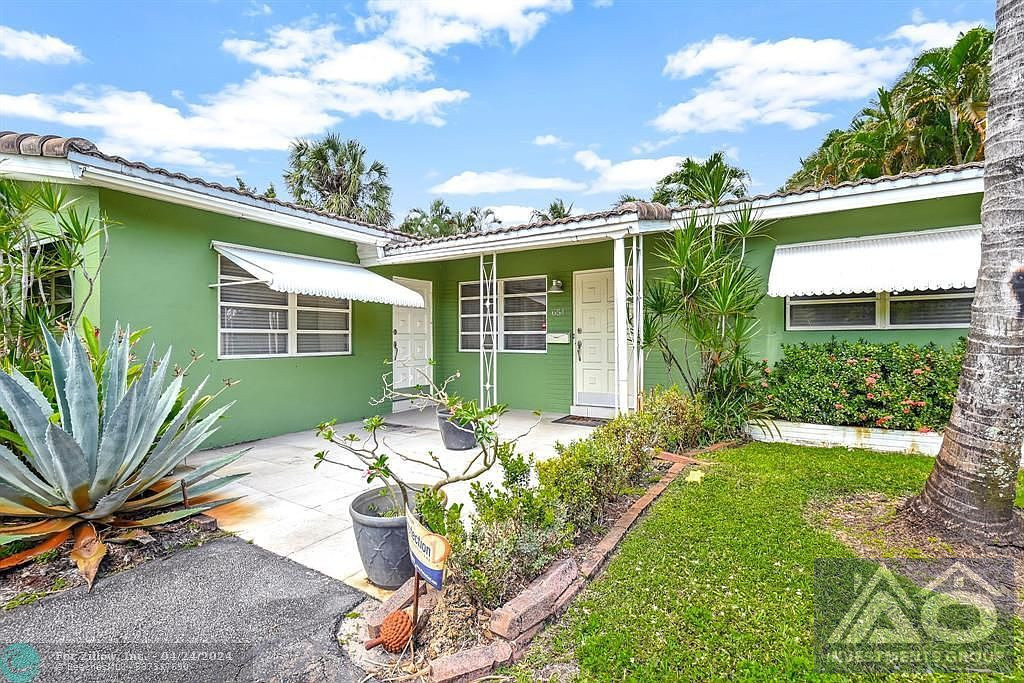 2 bed 3 baths pool home in Oakland Park! for only 544k!