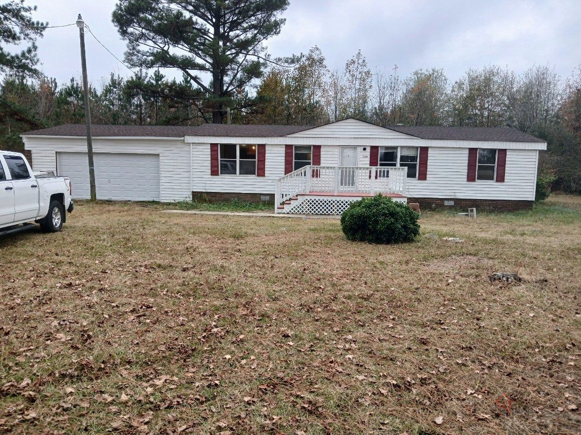 Move in Ready Mobile Home on over an Acre in Courtland, VA