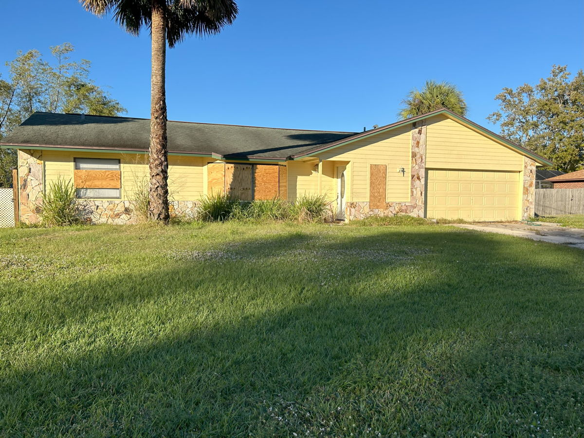 OFF-MARKET 3/2 SFR with AMAZING Open Concept and 14' High Cathedral Ceilings!