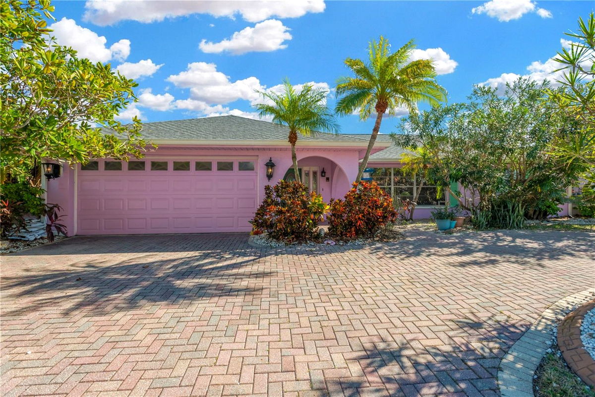 33572 – 🌊 Stunning Waterfront Pool Home in Apollo Beach! 🏖️💎