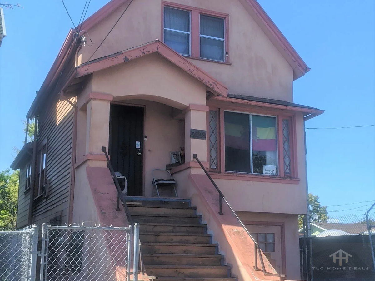 Oakland CA Fixer with potential ADU