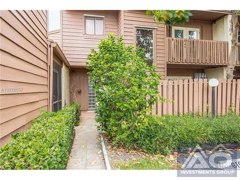 3 bed/ 2 baths and a half in Tamarac 255k worth 395k!
