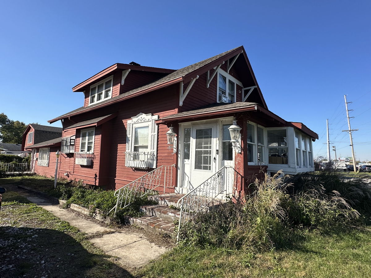 whiteland IN Large Unique home 🏡with Mother in Law Quarters waiting to be finished out 🔥Solid Block Foundation Full Basement dry * needs updating