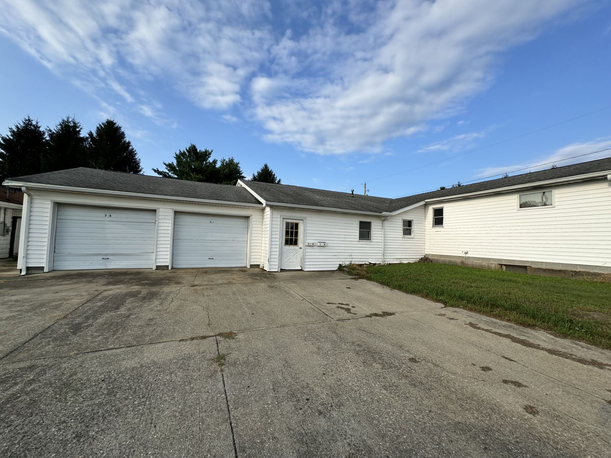 🏡✨ Prime 3-Unit Triplex in Newton Falls 🌟: 7 Beds 🛏️, 3 Baths 🚽 - Perfect BRRRR Property! 💰💥🔑
