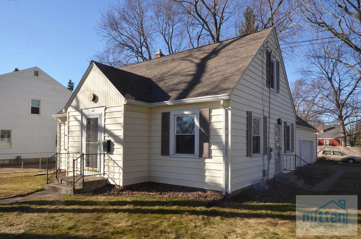 Cosmetic Flip in Nice Kalamazoo Neighborhood!