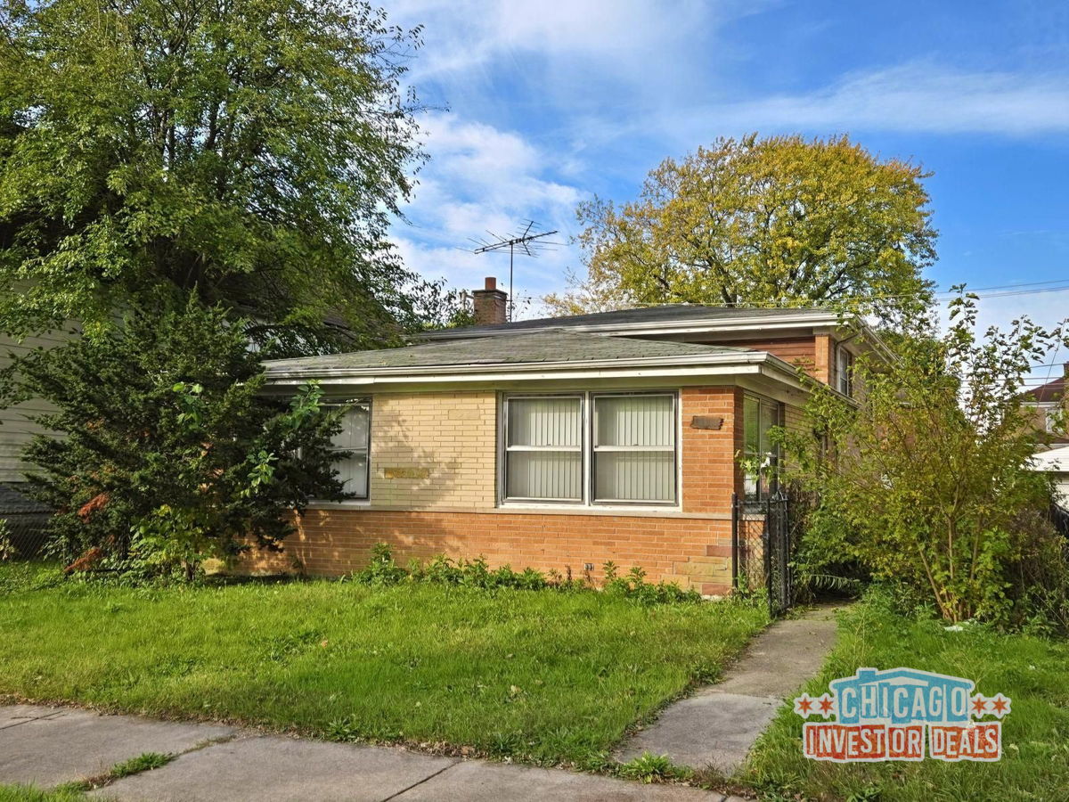 🏠🚨 Rare Find: Brick Split-Level SFR in Washington Heights area of Chicago 🔥🚀