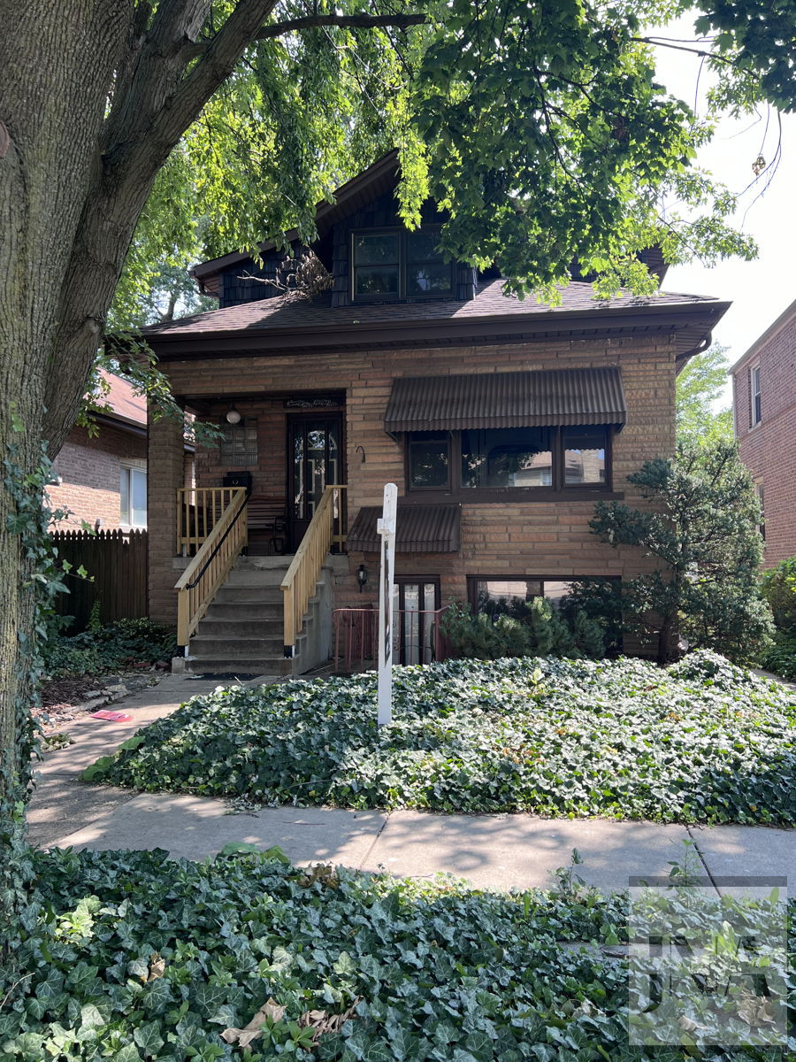 🌟 Incredible Investment Opportunity! 🌟 Light Cosmetic Fixer-Upper in Elmwood Park 🏢✨