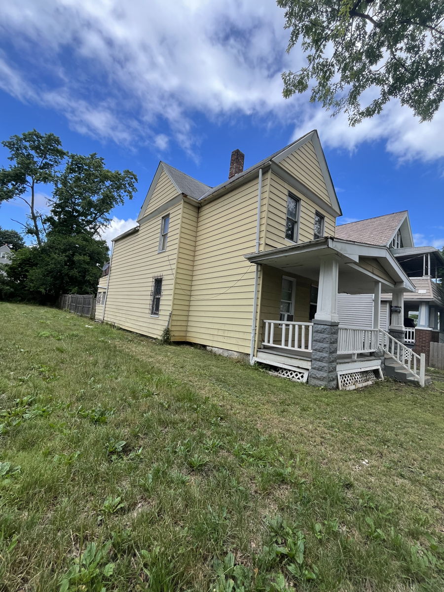 VALUE ADD DUPLEX- WEST SIDE CLE!!