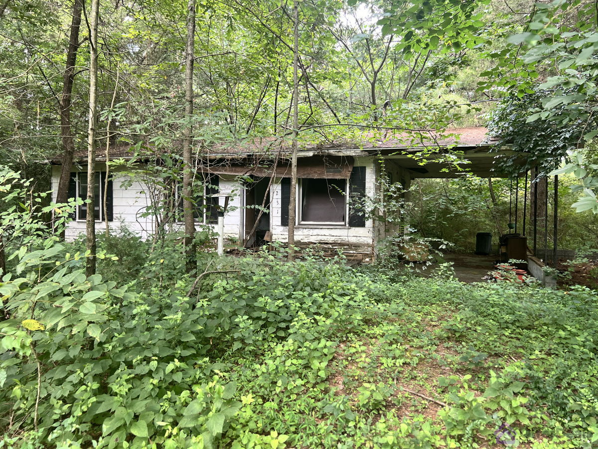 FIX & FLIP IN Toney Alabama Sitting on over an acre!
