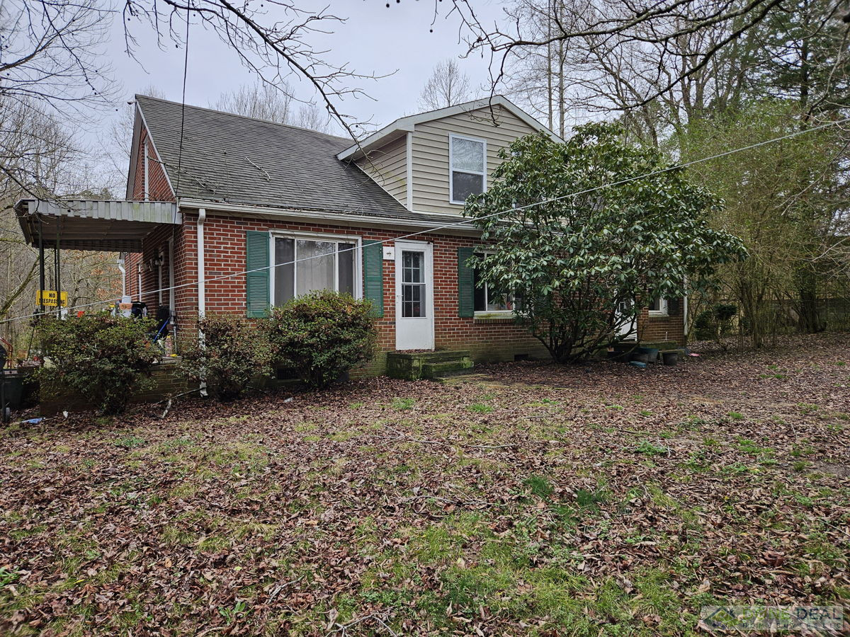 Flip this Brick 4/2 on Large Lot!🧱