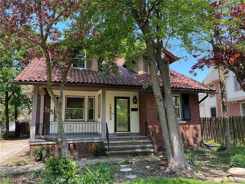 🏡 4Bed/4Bath 🏡 Charming Rental Opportunity on Chagrin Blvd, Shaker Heights! 🌟🌳 take it only for 390K ✅